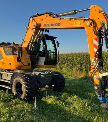 531416003_1395147335661764_6175162013709747339_n Liebherr elektrische graafmachine op een grasveld