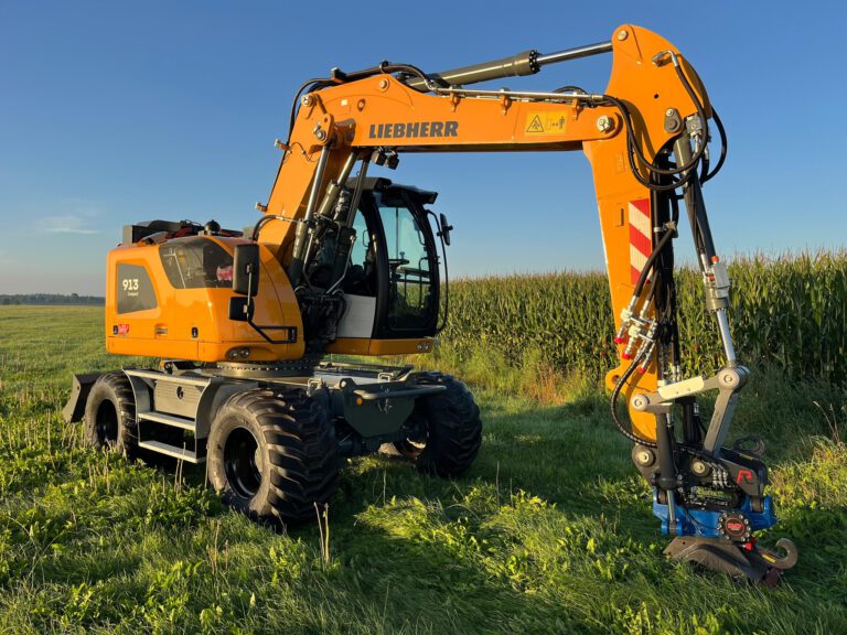 Liebherr elektrische graafmachine op een grasveld